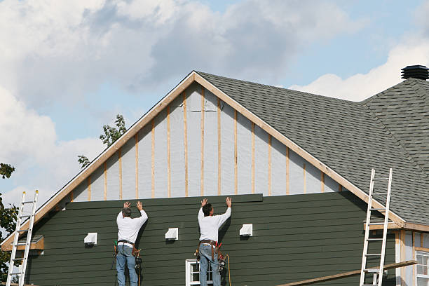 Professional Siding technician working in Lisle, IL